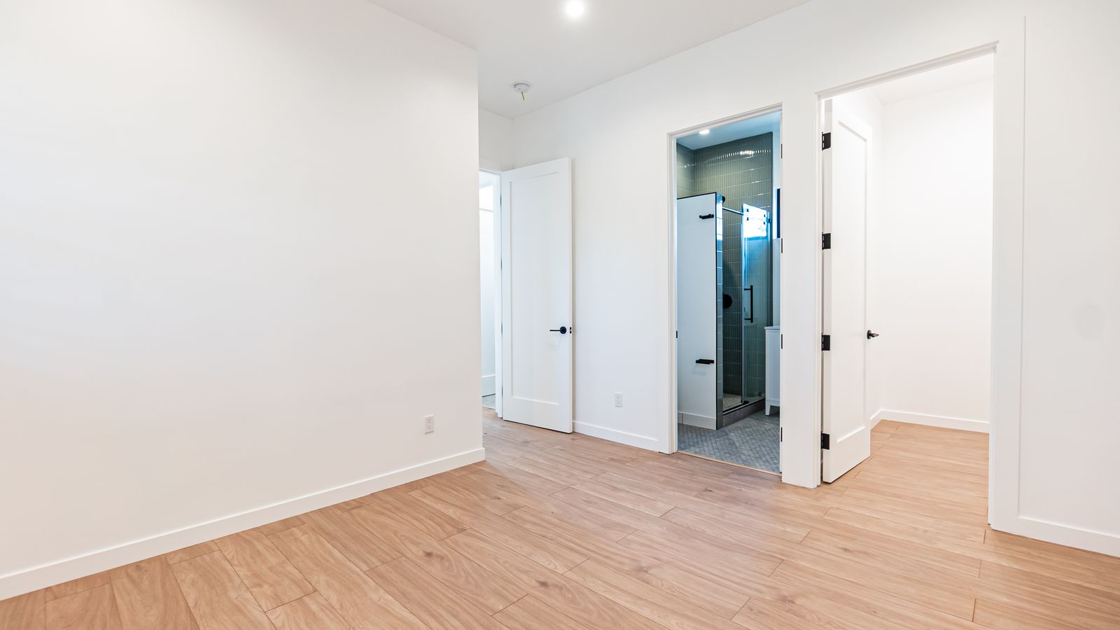 Hallway with view into the tiled shower bathroom